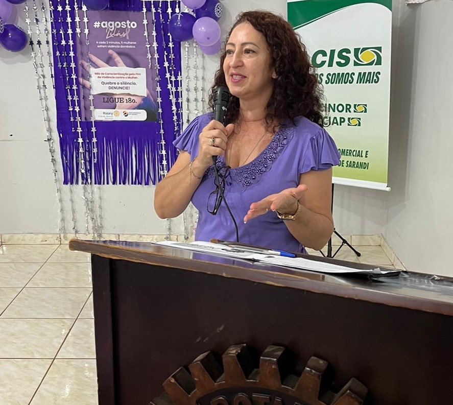 Psicóloga faz palestra no Rotary de Sarandi e provoca reflexão sobre combate à violência contra mulher